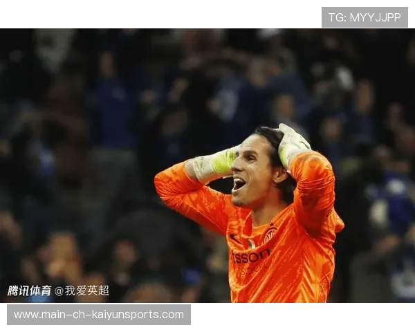 索默飞身扑出贝拉尔迪弧顶处极具威胁的兜射 索默飞身扑出贝拉尔迪弧顶处极具威胁的兜射