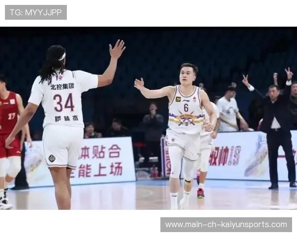 球员关键助攻助力球队取胜